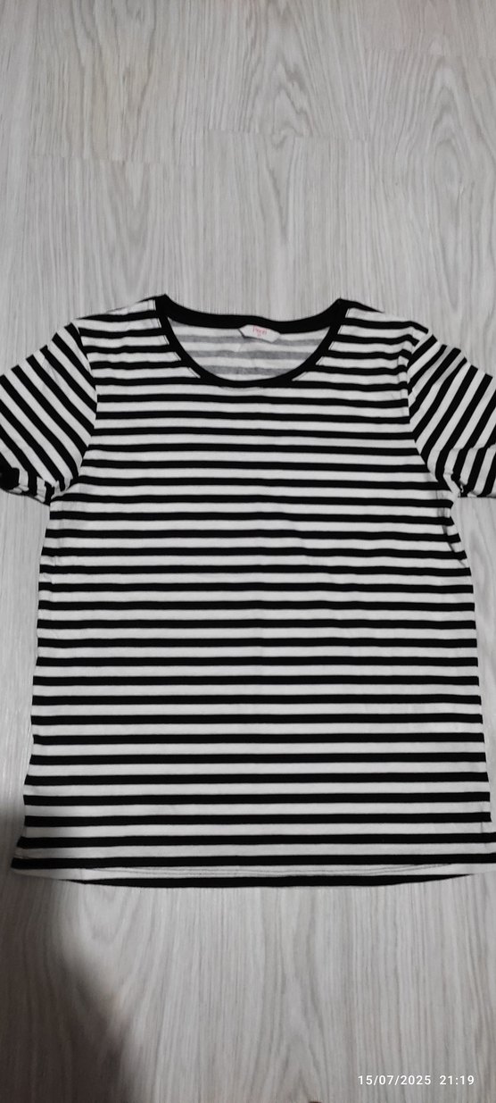 Siyah Beyaz Çizgili Kısa Kollu Tişört - Görsel 3