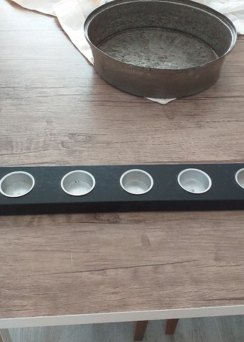Siyah ahşap mumluk.