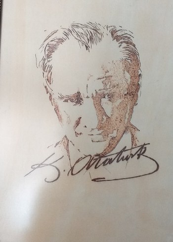 Diğer Parlak Kahverengi Çerçeveli Atatürk Portresi