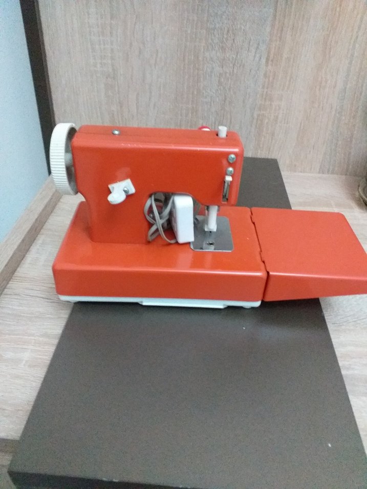 Renkli Turuncu Dikiş Makinesi - Görsel 2