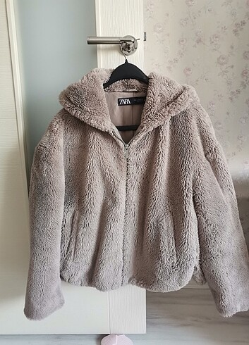 Zara Mont 