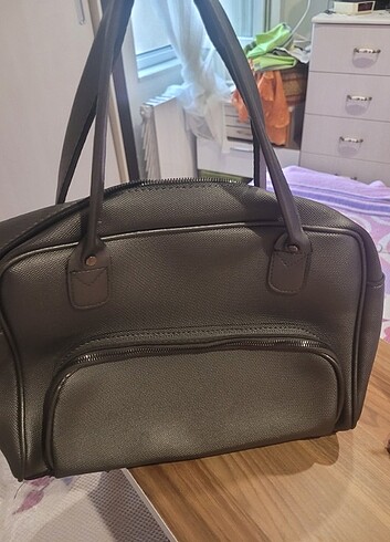Gri kullanışlı bir çanta. 