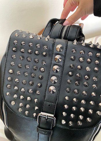 Beden Tokalı Siyah Deri Punk Sırt Çantası