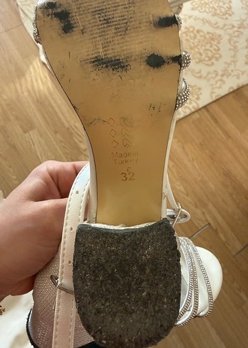 Beyaz Süet Tokalı İnce Topuklu Abiye Ayakkabı - Görsel 4