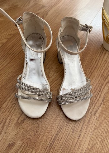 Beyaz Süet Tokalı İnce Topuklu Abiye Ayakkabı - Görsel 2