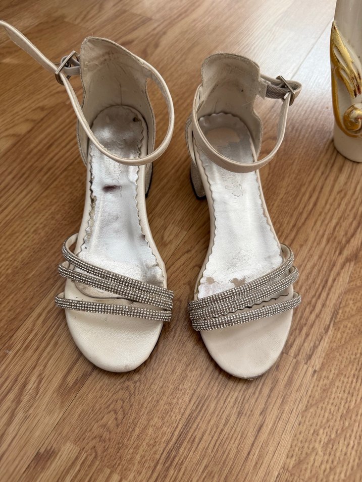 Beyaz Süet Tokalı İnce Topuklu Abiye Ayakkabı - Görsel 2