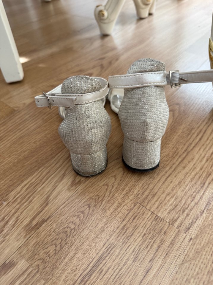 Beyaz Süet Tokalı İnce Topuklu Abiye Ayakkabı - Görsel 3