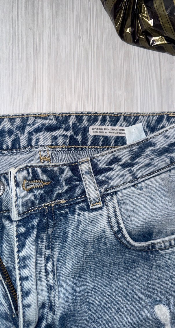 Yırtık Detaylı Gri Bağcıklı Bol Kesim Kot Pantolon - Görsel 3