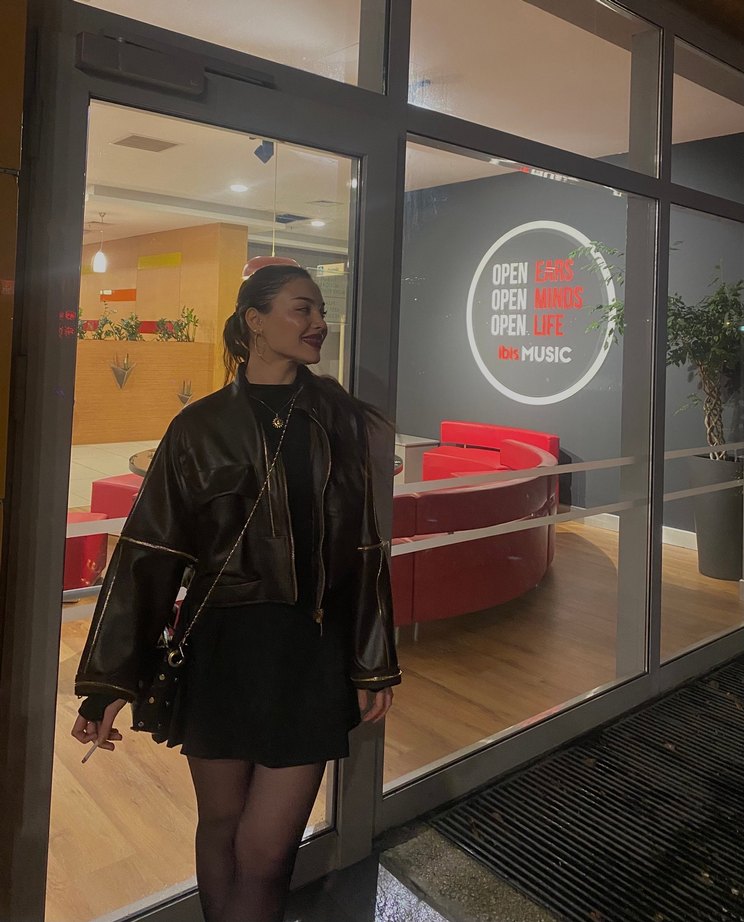 Siyah Yüksek Yakalı Uzun Kollu Mini Elbise - Görsel 4