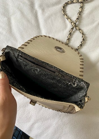 Bej Yılan Desenli Zincir Detaylı Deri Çanta - Görsel 4