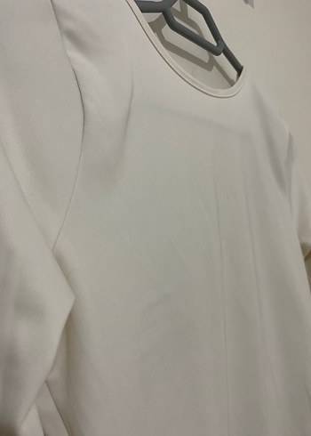 Beyaz arka dekolteli bluz - Görsel 2
