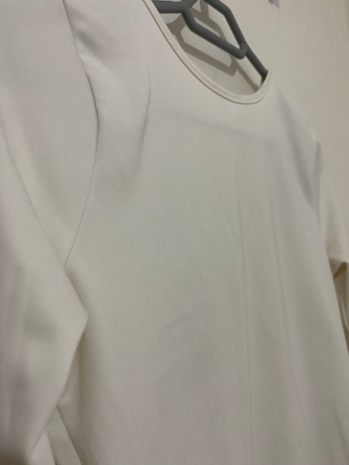 Beyaz arka dekolteli bluz - Görsel 2