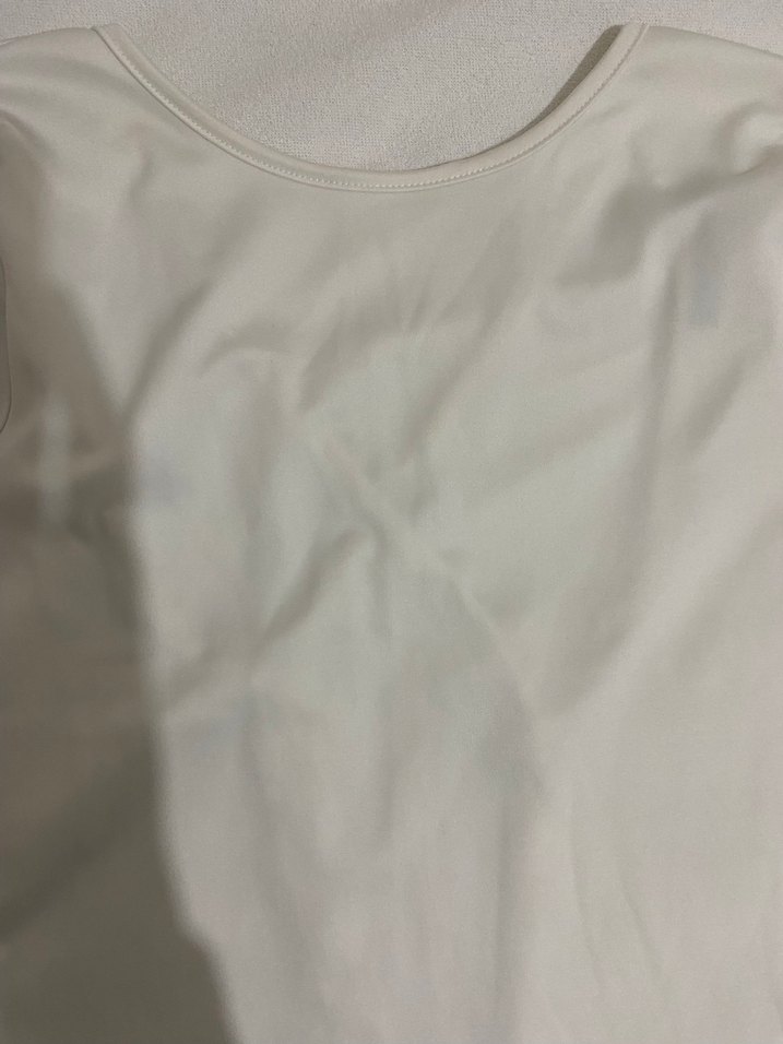 Beyaz arka dekolteli bluz - Görsel 4