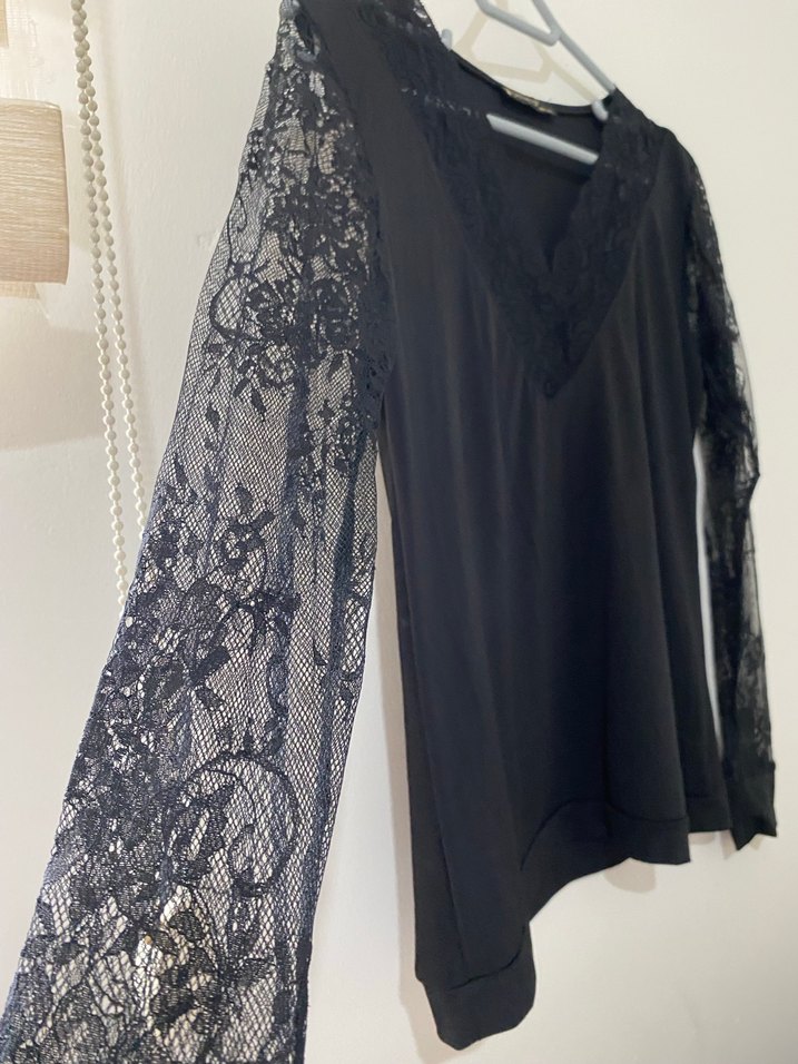 Dantel Detaylı Siyah V Yaka Bluz - Görsel 2