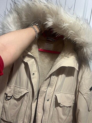 BERSHKA. Mont