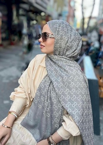 Guccı şal ipek kaşmir çift taraflıdır bi kez kullandım