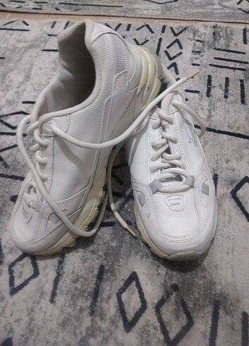 Beyaz spor ayakkabı 