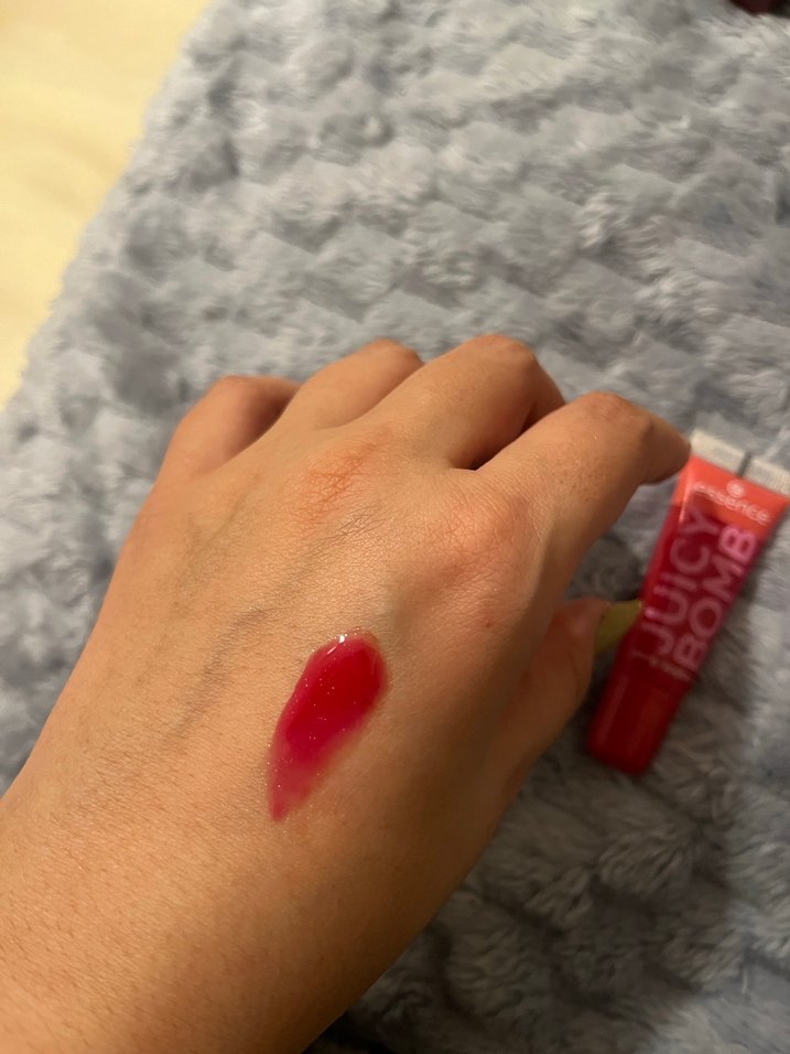 Essence Juicy Bomb Parlak Kırmızı Lip Gloss - Görsel 2