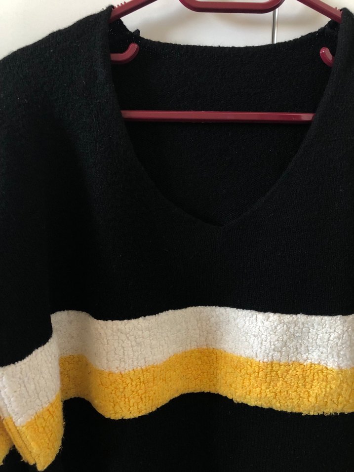 Sarı Çizgili V Yaka Örgü Kadın Kazak - Görsel 2