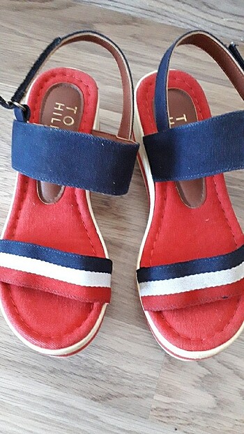 Tommy Hilfiger Tommy Hilfiger 36 numara dolgu topuk sandalet..