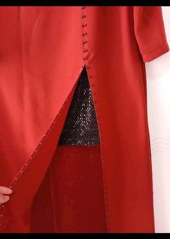 Kırmızı Uzun Ceket ve Siyah Pantolon Takım - Görsel 7