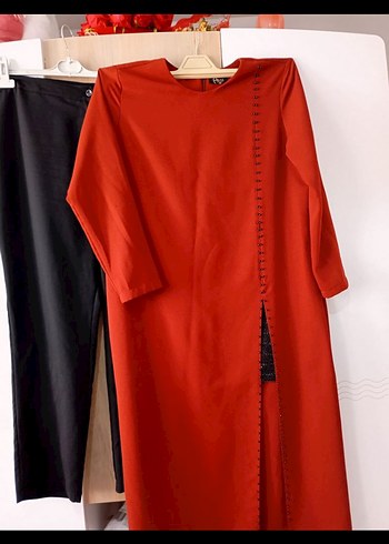 Kırmızı Uzun Ceket ve Siyah Pantolon Takım - Görsel 2