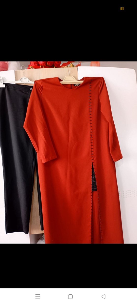 Kırmızı Uzun Ceket ve Siyah Pantolon Takım - Görsel 2