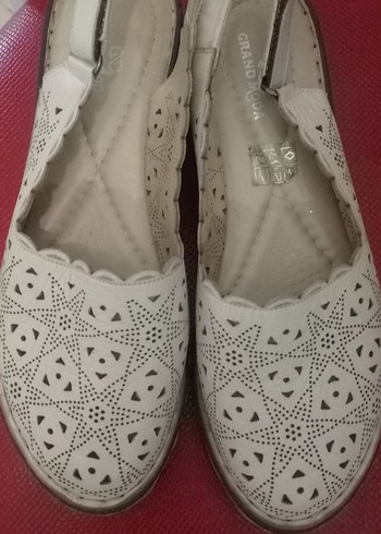 Beyaz Nakışlı Kadın Dolgu Topuk Sandalet - Görsel 4