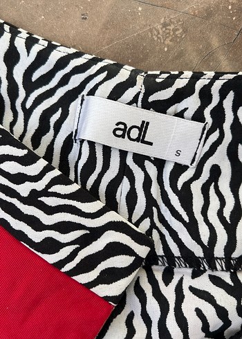 Kırmızı Kemerli Zebra Desenli Mini Şort - Görsel 2