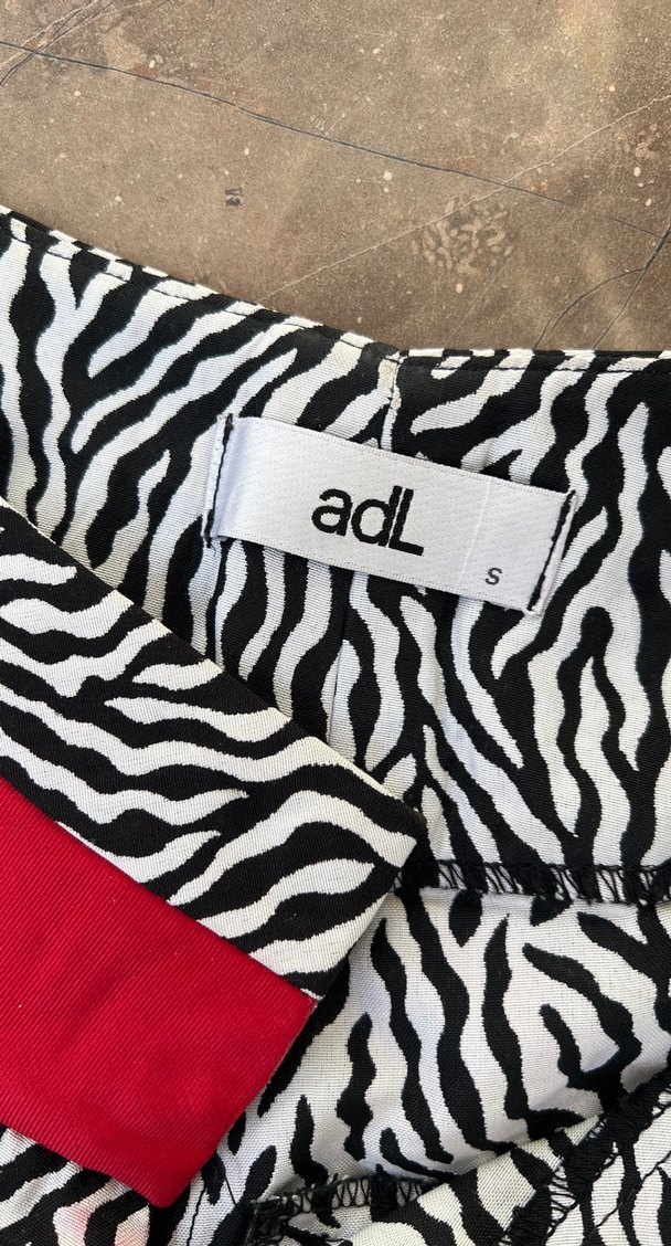 Kırmızı Kemerli Zebra Desenli Mini Şort - Görsel 2