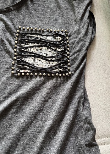 Gri V Yaka Düğmeli Kadın Tişört - Görsel 2