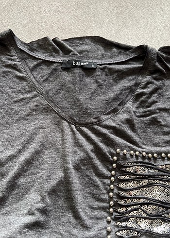 Gri V Yaka Düğmeli Kadın Tişört - Görsel 3