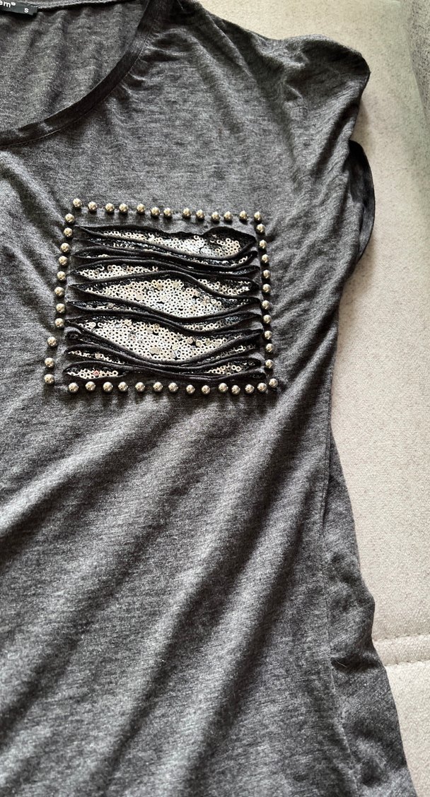 Gri V Yaka Düğmeli Kadın Tişört - Görsel 2