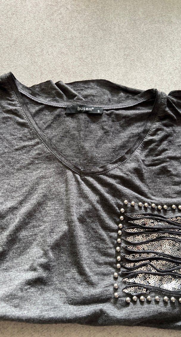 Gri V Yaka Düğmeli Kadın Tişört - Görsel 3