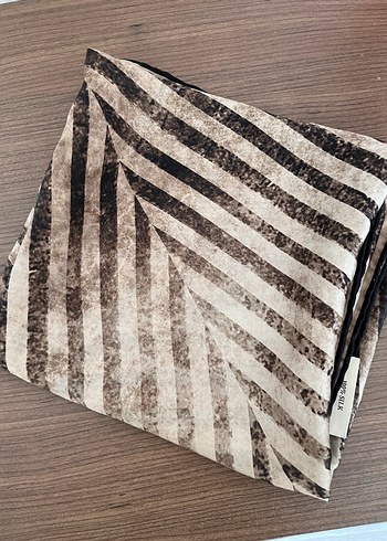  Beden Zebra desenli ipek eşarp