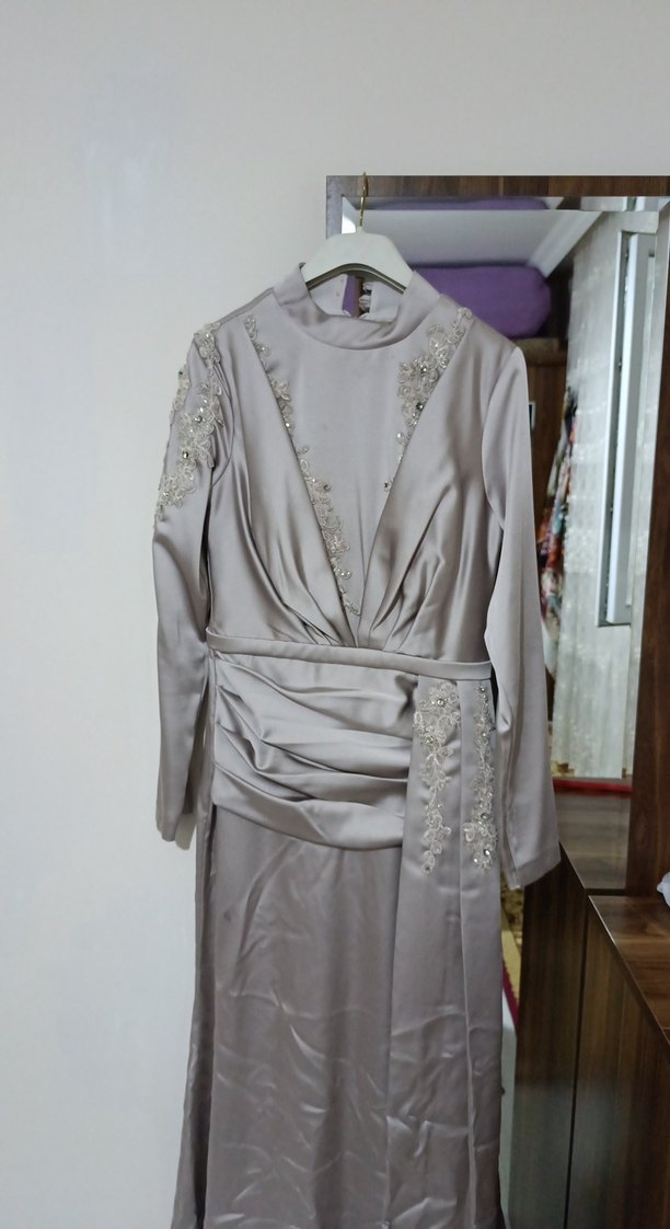 Gri Nakışlı Uzun Kollu Drapeli Abiye Elbise - Görsel 2