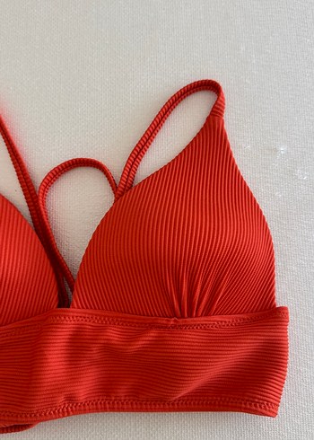 Kırmızı Piliseli İnce Askılı Bikini Üstü - Görsel 2