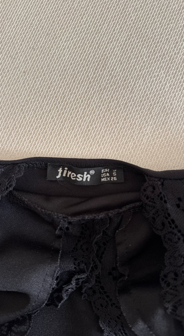 Dantel Detaylı Siyah V Yakalı Kadın Atlet - Görsel 3