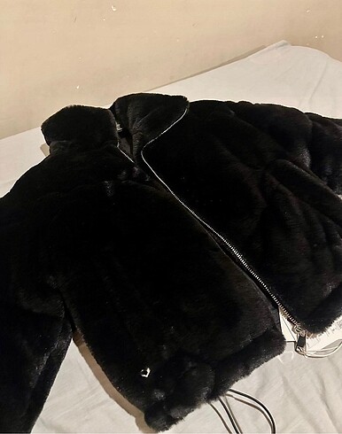 Pull and Bear Pul bej peluş mont
