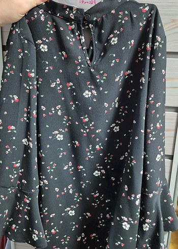 Kadın Siyah Çiçekli V Yaka Ruffled Bluz - Görsel 2