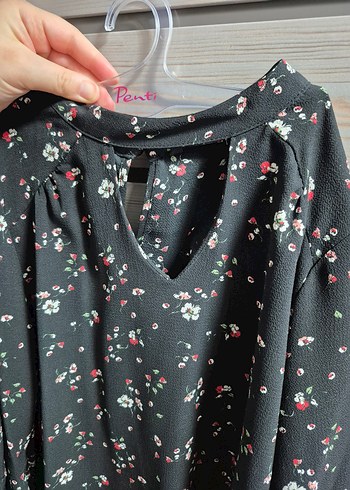 Kadın Siyah Çiçekli V Yaka Ruffled Bluz - Görsel 3