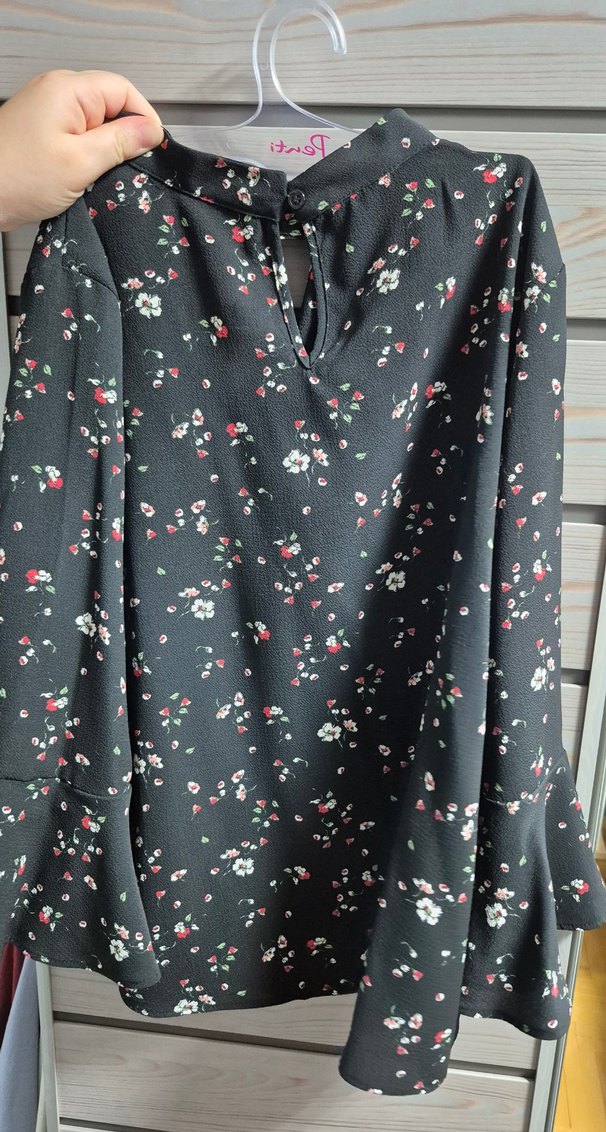 Kadın Siyah Çiçekli V Yaka Ruffled Bluz - Görsel 2