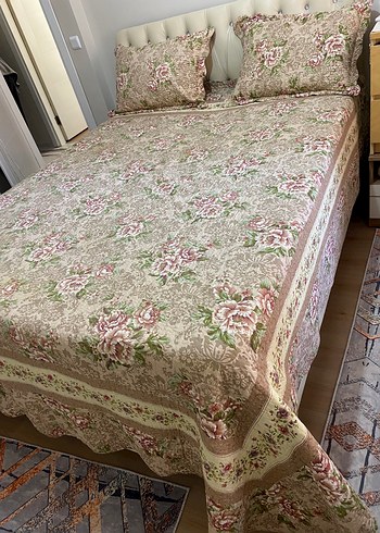 Bej Çiçek Desenli Yatak Örtüsü - Görsel 2