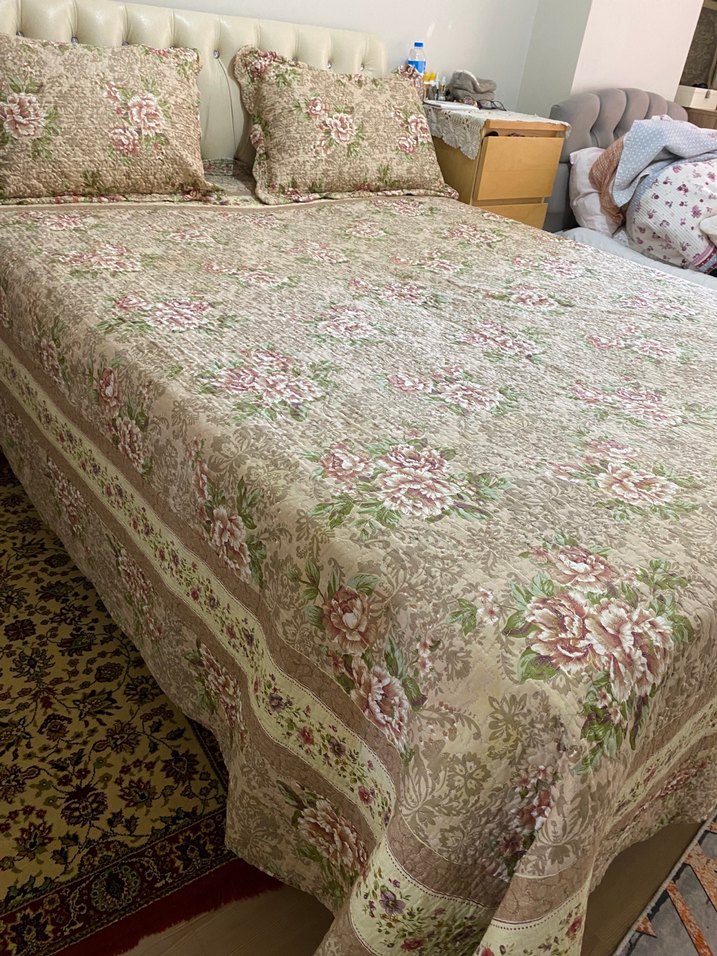 Bej Çiçek Desenli Yatak Örtüsü - Görsel 3