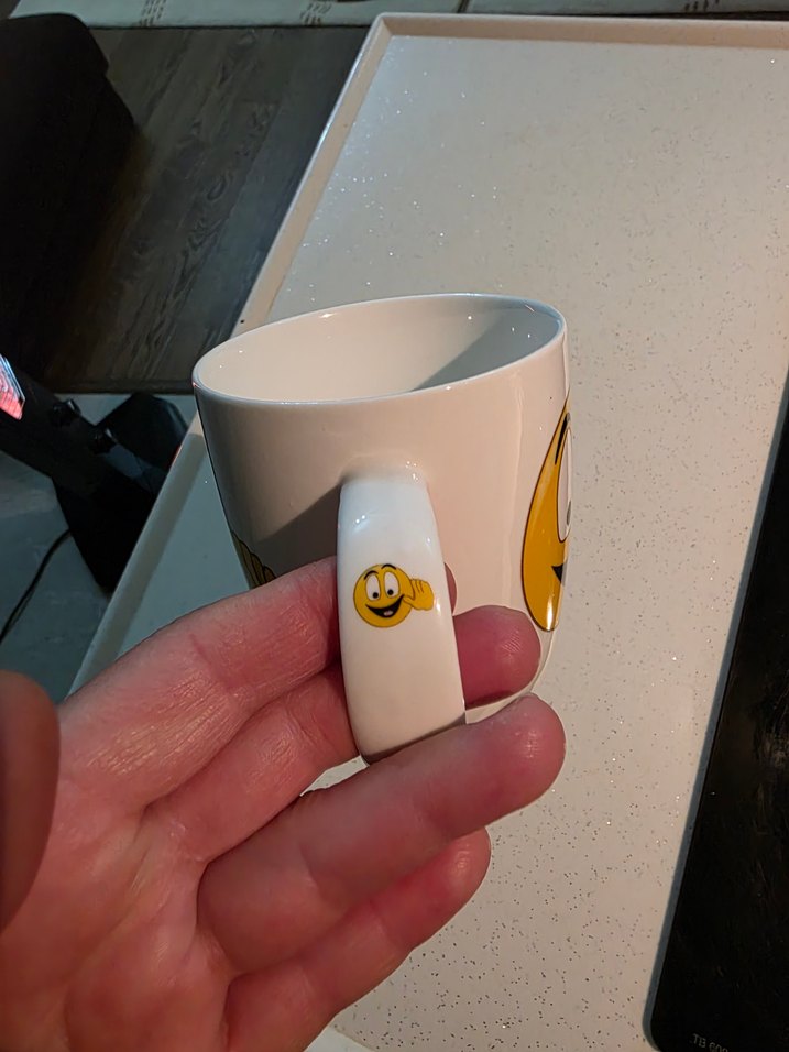 Sarı Emoji Desenli Seramik Kupa - Görsel 3