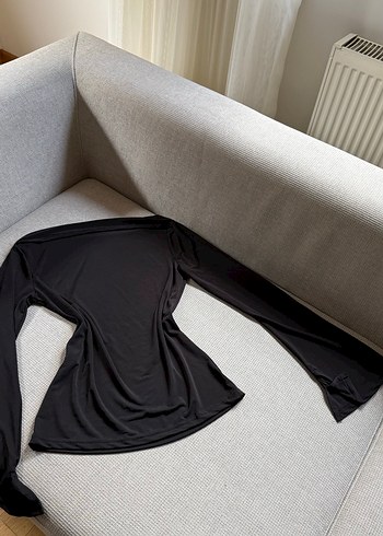 Siyah dökümlü bluz - Görsel 2