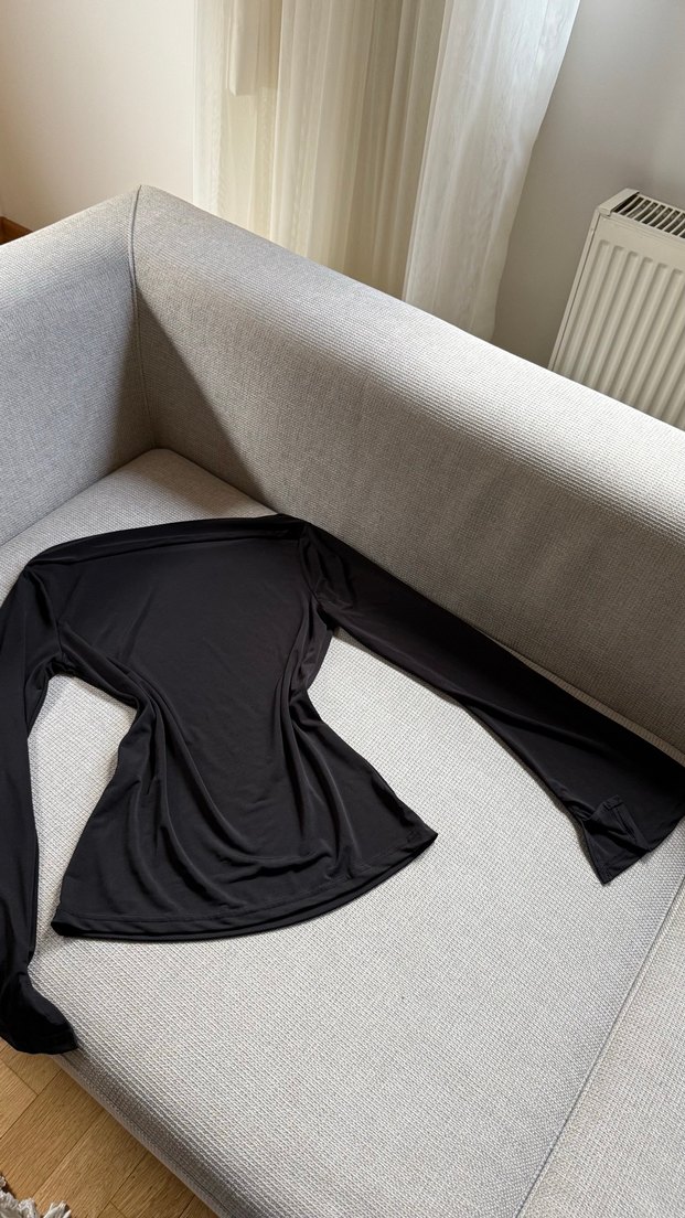 Siyah dökümlü bluz - Görsel 2