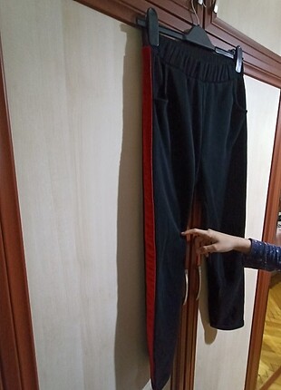 11-12 Yaş Beden Beli lastikli yanları kırmızı kadife çizgi detaylı.