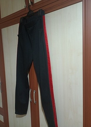LC Waikiki Beli lastikli yanları kırmızı kadife çizgi detaylı.