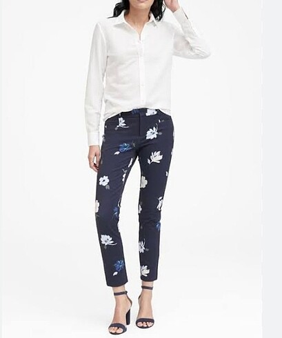 Banana republic lacivert üzeri çiçek desenli pantolon